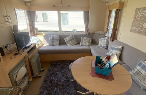 Cresswell House | Cresswell Towers Caravan Pet friendly - 500 yards to beach.