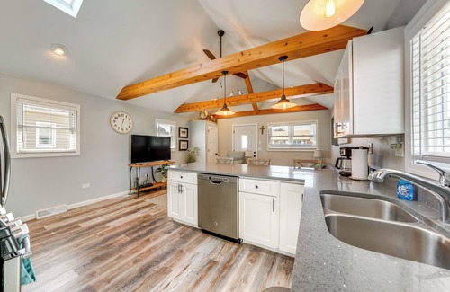 Crest Hill House | Crest Hill Home Near Golf ~ 3 Mi to Joliet!