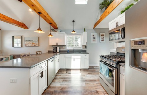 Crest Hill House | Crest Hill Home Near Golf ~ 3 Mi to Joliet!