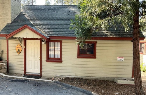 Crestline Cabin | Crest Lodge Historic Mountain Inn - ArrowBear