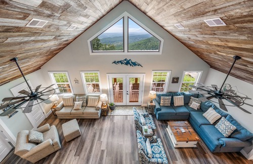 Fort Payne Cabin | Crest View Lodge with AMAZING VIEWS! Sunken Deck! Movie Theater! Fast Wi-Fi!