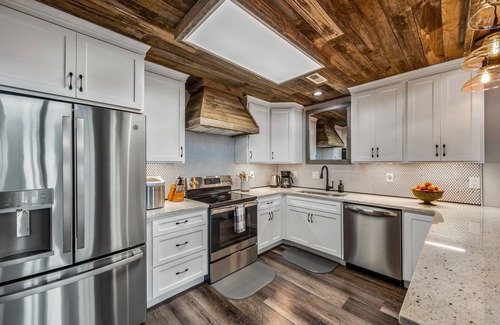 Fort Payne Cabin | Crest View Lodge with AMAZING VIEWS! Sunken Deck! Movie Theater! Fast Wi-Fi!