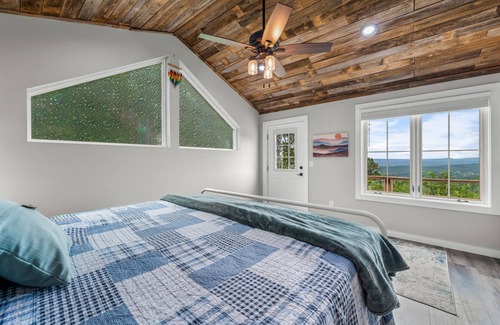 Fort Payne Cabin | Crest View Lodge with AMAZING VIEWS! Sunken Deck! Movie Theater! Fast Wi-Fi!