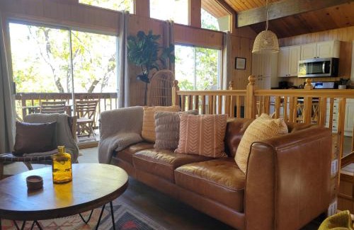 Upper Moonridge House | Cresta Lunar- Cozy and Modern 2 Bedroom Cabin
