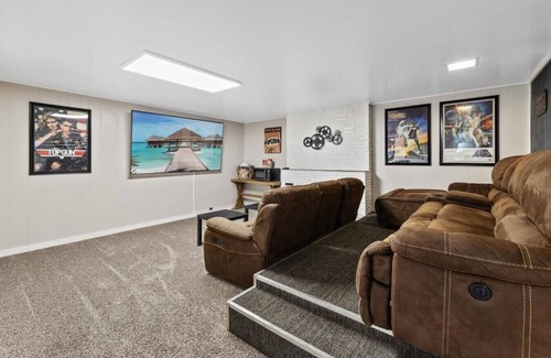 South Perry District Apartment | Crestline · Perfect for groups-Theater & Arcade close to dwtn!