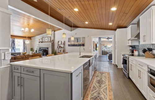 South Perry District Apartment | Crestline · Perfect for groups-Theater & Arcade close to dwtn!