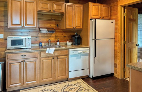 Creston House | Creston Centennial #2- Cozy barn with queen bed, close to West Glacier