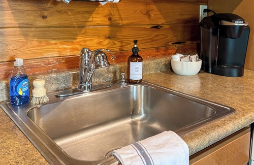 Creston House | Creston Centennial #2- Cozy barn with queen bed, close to West Glacier