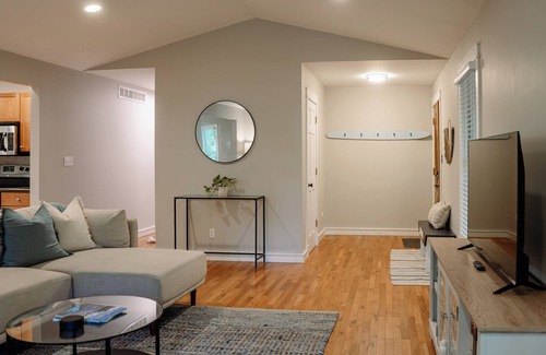Harbert Cottage | Crestview Cottage - Hot Tub - 3 Bedroom 2 Bath - 3 Minutes to Beach