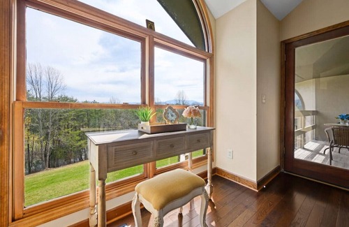 Pigeon Forge Villa | Crestview Estate 5 acres-heated pool-5min to strip