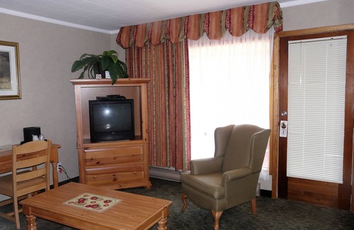 Port Carling Hotel | Crestwood Inn