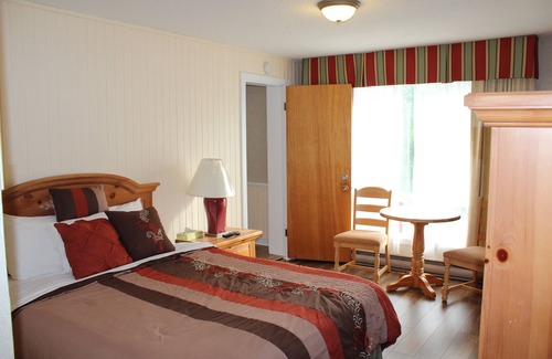 Port Carling Hotel | Crestwood Inn