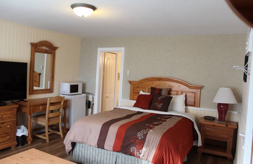 Port Carling Hotel | Crestwood Inn