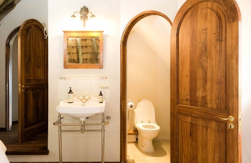 Curry's Post Hotel | Crestwood