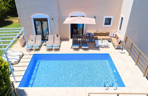 Kournas Villa | Cretan Sunny Villa Heated Pooln