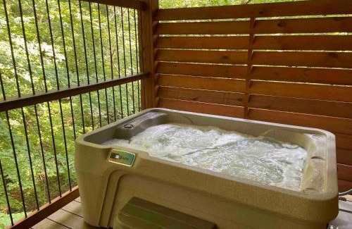 Millersburg House | Cricket Hill Treehouse D by Amish Country Lodging