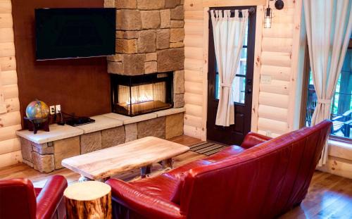 Millersburg House | Cricket Hill Treehouse C by Amish Country Lodging