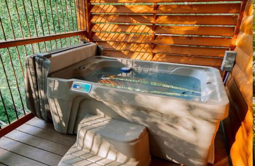 Millersburg House | Cricket Hill Treehouse B by Amish Country Lodging