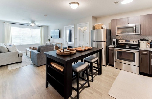 Tuscaloosa Condo | Crimson River Haven – Riverfront Retreat with Pool & Tons of Amenities!