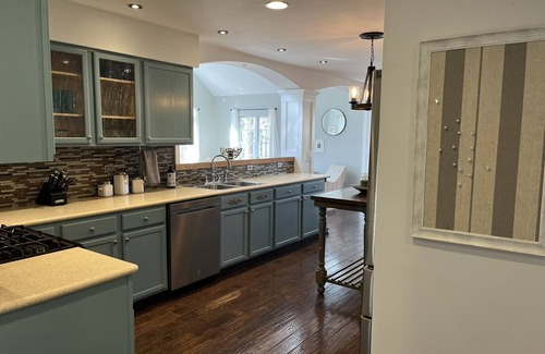 Como House | Crips fall nights; hot tub under the stars. Game room, close to downtown LG