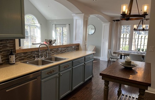 Como House | Crips fall nights; hot tub under the stars. Game room, close to downtown LG