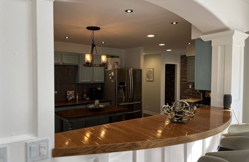 Como House | Crips fall nights; hot tub under the stars. Game room, close to downtown LG