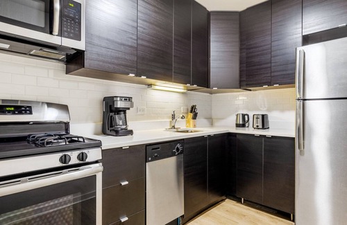 Gold Coast Apartment | Crisp Gold Coast 1BR nr. Mariano Park & Oak St. Beach, by Blueground