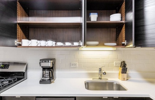 Gold Coast Apartment | Crisp Gold Coast 1BR nr. Mariano Park & Oak St. Beach, by Blueground