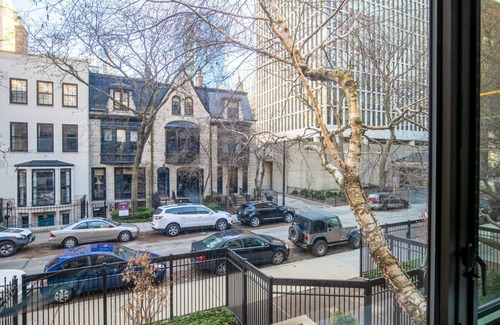 Gold Coast Apartment | Crisp Gold Coast 1BR nr. Mariano Park & Oak St. Beach, by Blueground