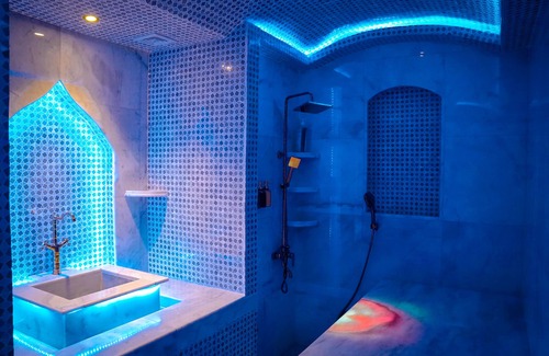 Madinat Zayed Hotel | Cristal Hotel Abu Dhabi