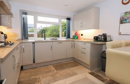 Garn Fadryn House | CRIW NEWYDD, pet friendly, with open fire in Sarn Meyllteyrn