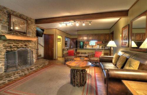 Pittman Center House | Crockett's Coonskin Cabin #540