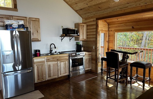 Bee Branch Cabin | Crockett's Escape Treehouse on Greers Ferry Lake