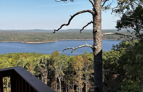 Bee Branch Cabin | Crockett's Escape Treehouse on Greers Ferry Lake
