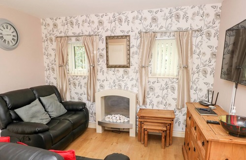 Llanteg House | CROFTY RETREAT, family friendly, with hot tub in Kilgetty
