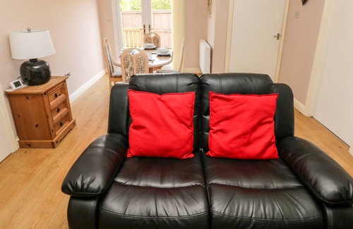 Llanteg House | CROFTY RETREAT, family friendly, with hot tub in Kilgetty