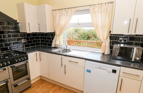 Llanteg House | CROFTY RETREAT, family friendly, with hot tub in Kilgetty