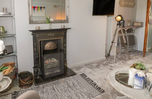 Bretforton Cottage | CROMPTON COTTAGE, romantic, with open fire in Bretforton