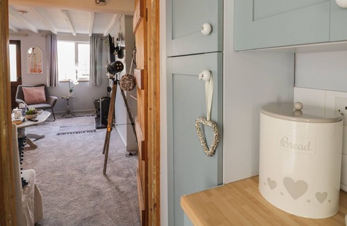Bretforton Cottage | CROMPTON COTTAGE, romantic, with open fire in Bretforton
