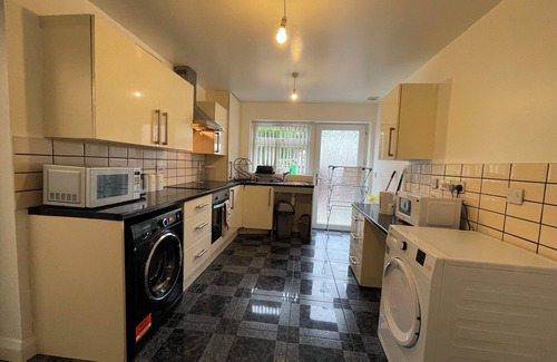Liverpool House | Crompton Haven. 4 Rooms 1min to Croxteth Hall & Country Park.14 min to Anfield.