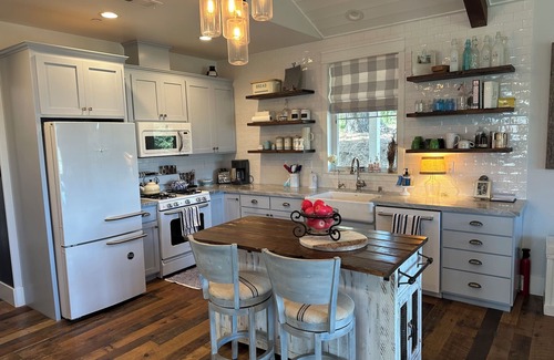Julian House | Crooked Pine Farmhouse - incredible views and walk to downtown Historic District