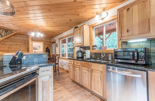Sautee Nacoochee Cabin | Cross Creek Hideaway | Mountains | Pet Friendly | Hot Tub | Pool Table | Sauna