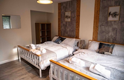 Leeds House | Cross Lane Cottage - Luxury Group Hot Tub Stay