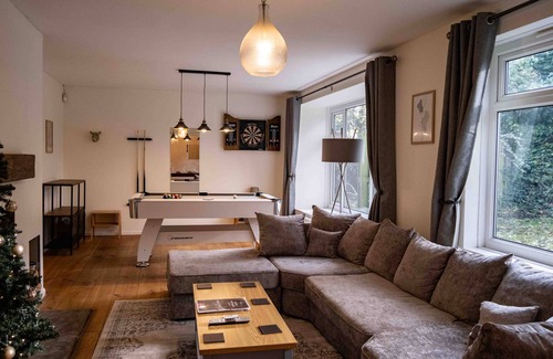 Leeds House | Cross Lane Cottage - Luxury Group Hot Tub Stay
