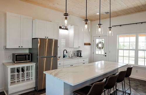 Fredericksburg Cottage | Cross Mountain Bridal Cottage | Romantic Tub, Walk-In Shower & Pond Views
