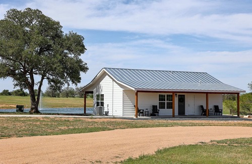 Fredericksburg Cottage | Cross Mountain Bridal Cottage | Romantic Tub, Walk-In Shower & Pond Views