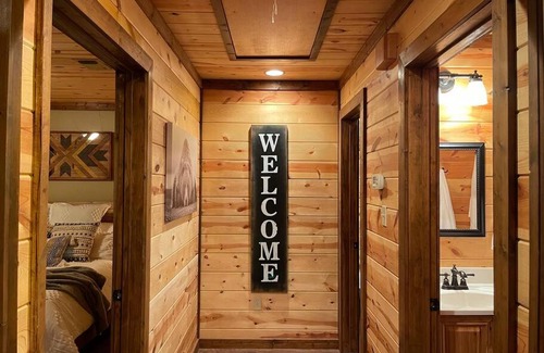 Pickens House | Cross Timbers Cabin on Private 12.5 Acres + Hot Tub