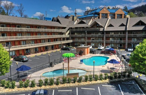 Gatlinburg Hotel | Crossroads Inn & Suites