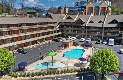 Gatlinburg Hotel | Crossroads Inn & Suites