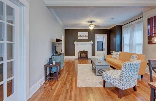 Crosstown House | 🏡Crosstown Cutie on V/E Greenline Pet Friendly🐶